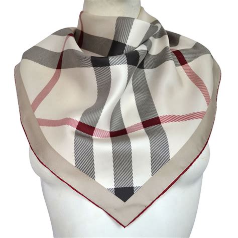 foulard carré burberry soie|FOULARD à CARREAUX EN SOIE .